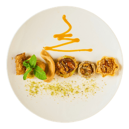 Traditionelle marokkanische Gebäckauswahl mit Chebakia, Briouats und Mandelkonfekt