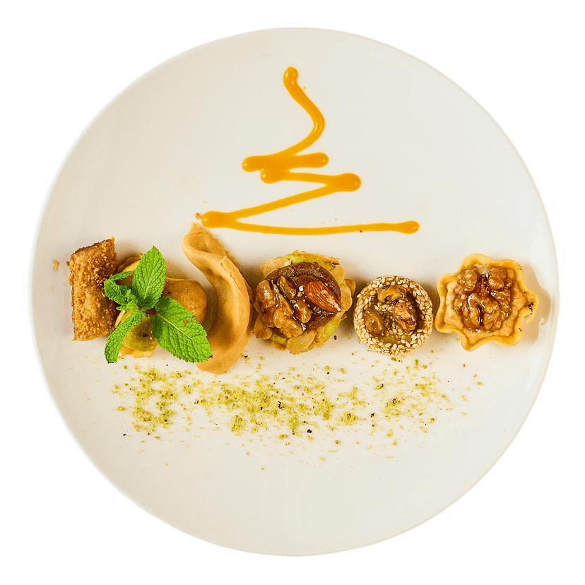 Traditionelle marokkanische Gebäckauswahl mit Chebakia, Briouats und Mandelkonfekt